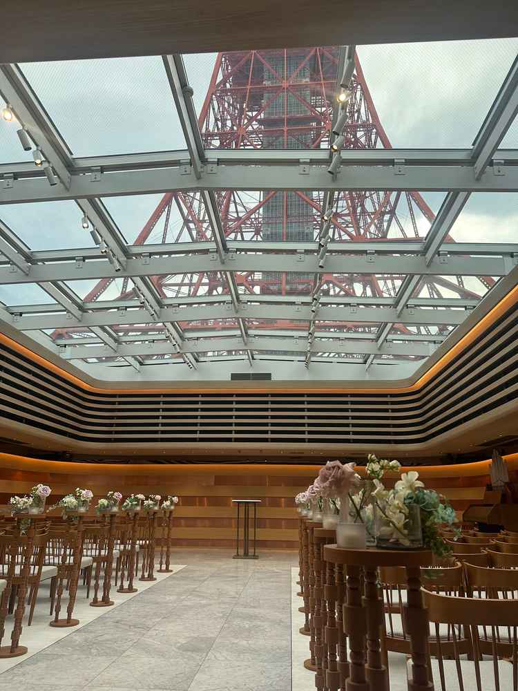 チャペル。当日は曇りでしたがとても明るく開放的でした。