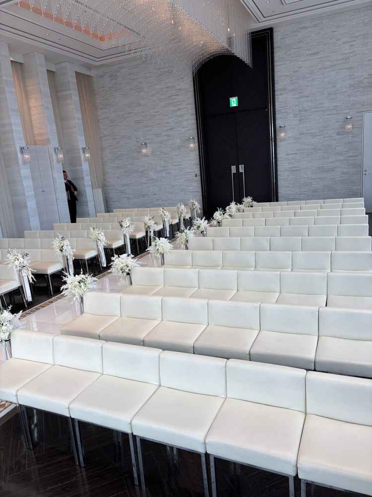 チャペルの座席の写真。長時間でも座りやすいように設計されているとのこと。