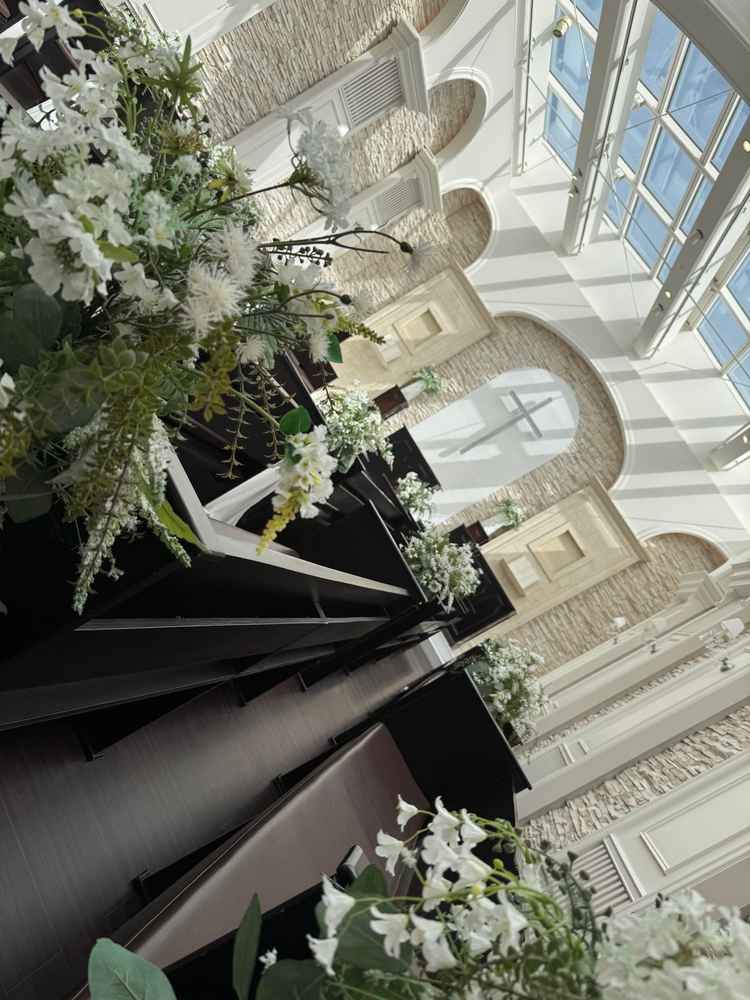 自然光降り注ぐヴィクトリアチャペル。ゲストとの距離はサイトで拝見するお写真よりも近く温かみを感じます