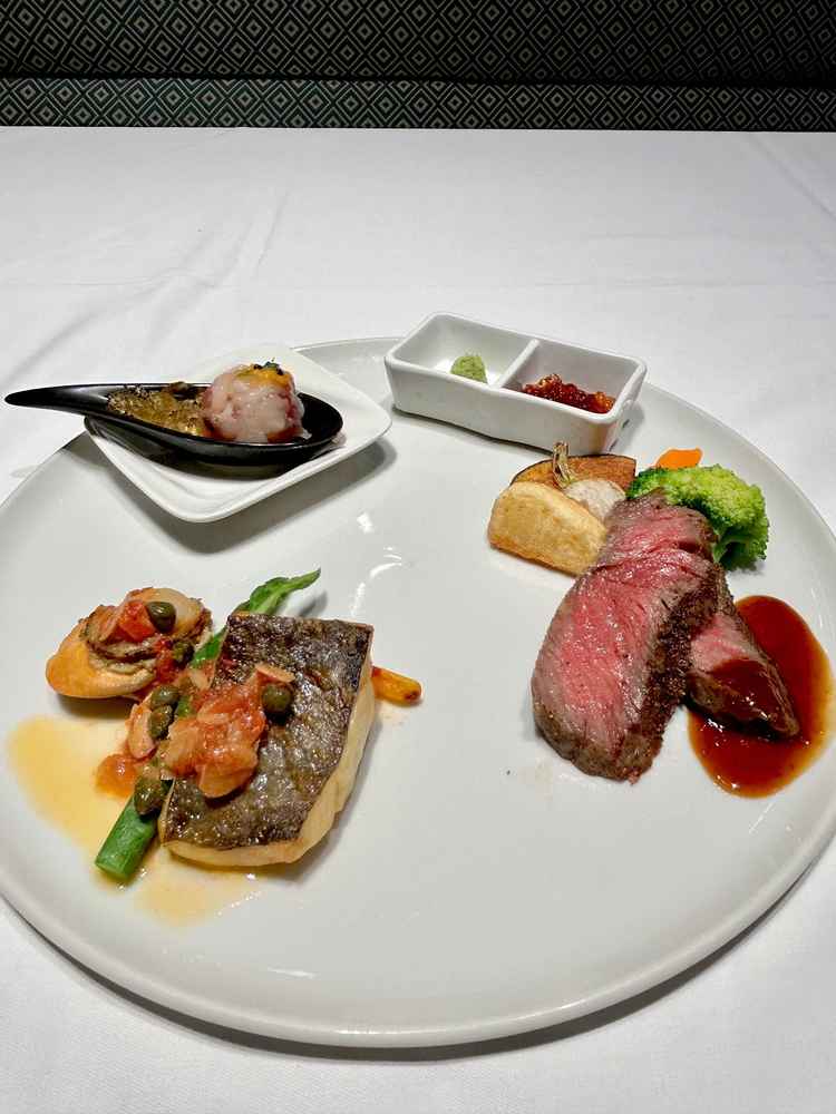 試食でいただいたプレーと。 前菜海鮮たるたる、鯛と帆立のグリルカポナータ添え、牛ロース。