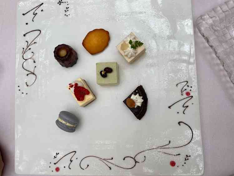 試食したデザート。種類が多く、どれも美味しかった。