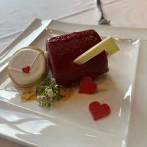 バレンタインにちなんだケーキ、とても可愛かったのと、クッキーの中にもハートがたくさん入って可愛かった