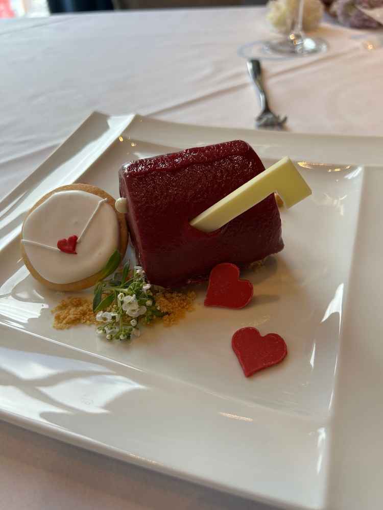 バレンタインにちなんだケーキ、とても可愛かったのと、クッキーの中にもハートがたくさん入って可愛かった