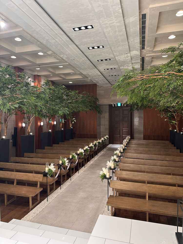 新郎新婦目線のチャペル。バージンロードが程よい長さで良い。100人着席が可能。