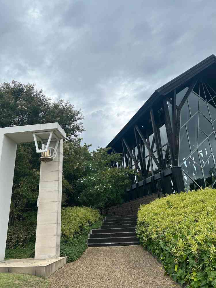 森のチャペルから出て、フラワーシャワーができる場所です。