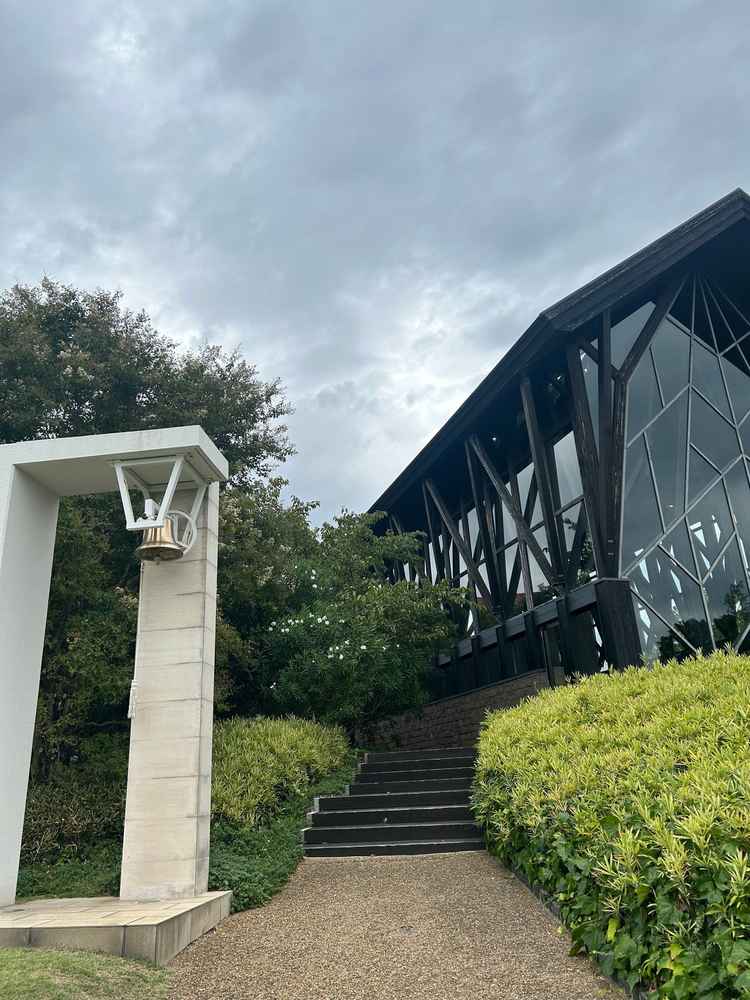 森のチャペルから出て、フラワーシャワーができる場所です。