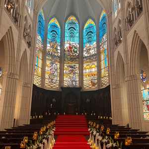 チャペルは天井が高く、ローマから仕入れた扉と椅子があり、椅子の横にはユリの生花が置いてある。