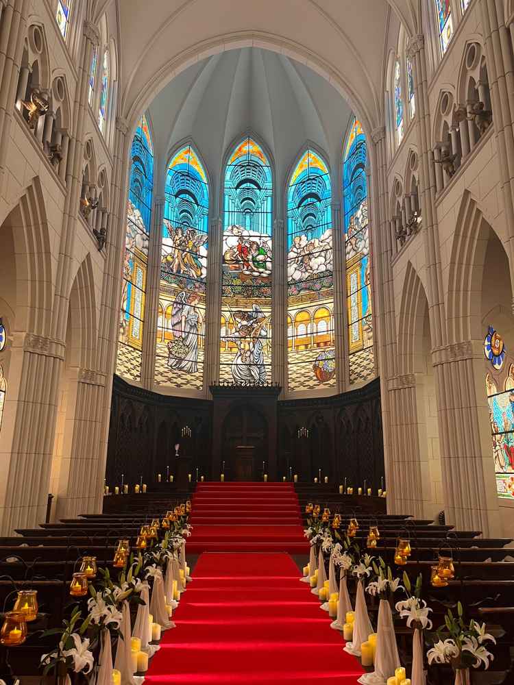 チャペルは天井が高く、ローマから仕入れた扉と椅子があり、椅子の横にはユリの生花が置いてある。