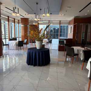 通常はレストランとして使用されているが、当日はチャペルとなる。2面彩光で明るい印象。