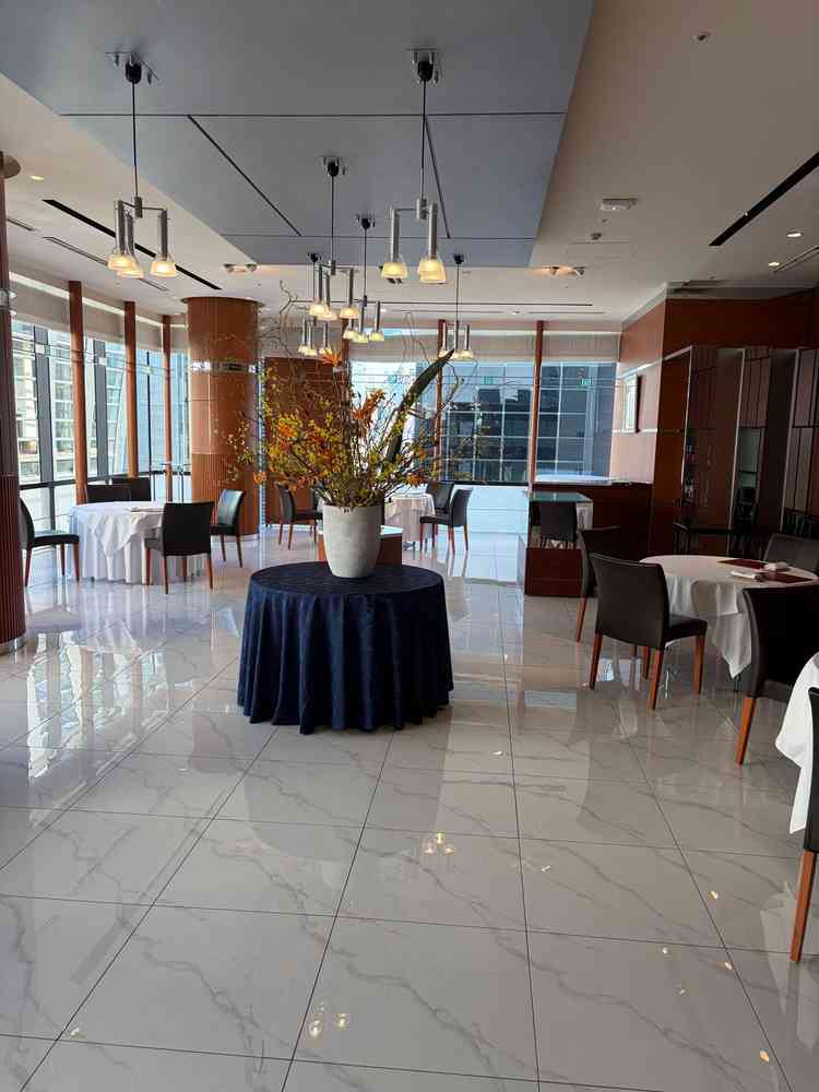 通常はレストランとして使用されているが、当日はチャペルとなる。2面彩光で明るい印象。