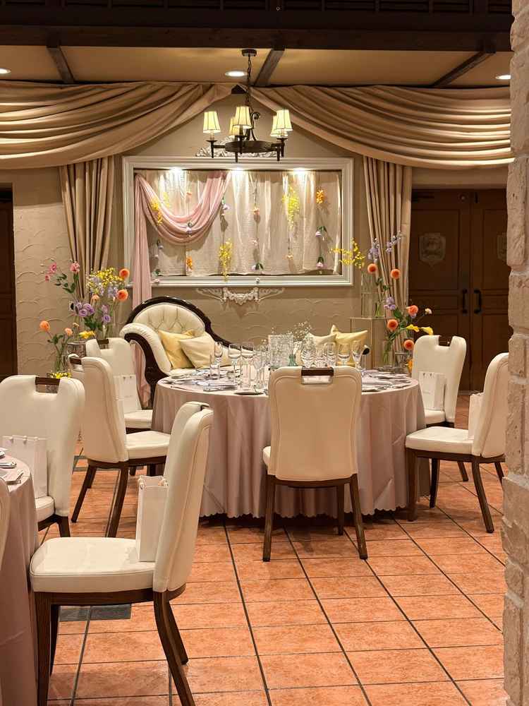 高砂の写真。ゲストと新郎新婦の距離がとても近い印象でした。