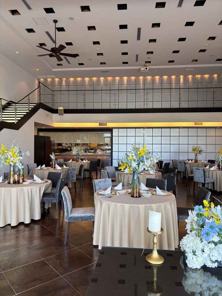 オープンキッチンがあるシックな披露宴会場