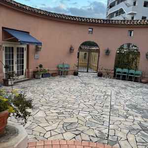 挙式後のフラワーシャワー等の場所。広々とした空間でフランスの街並みを感じられました。