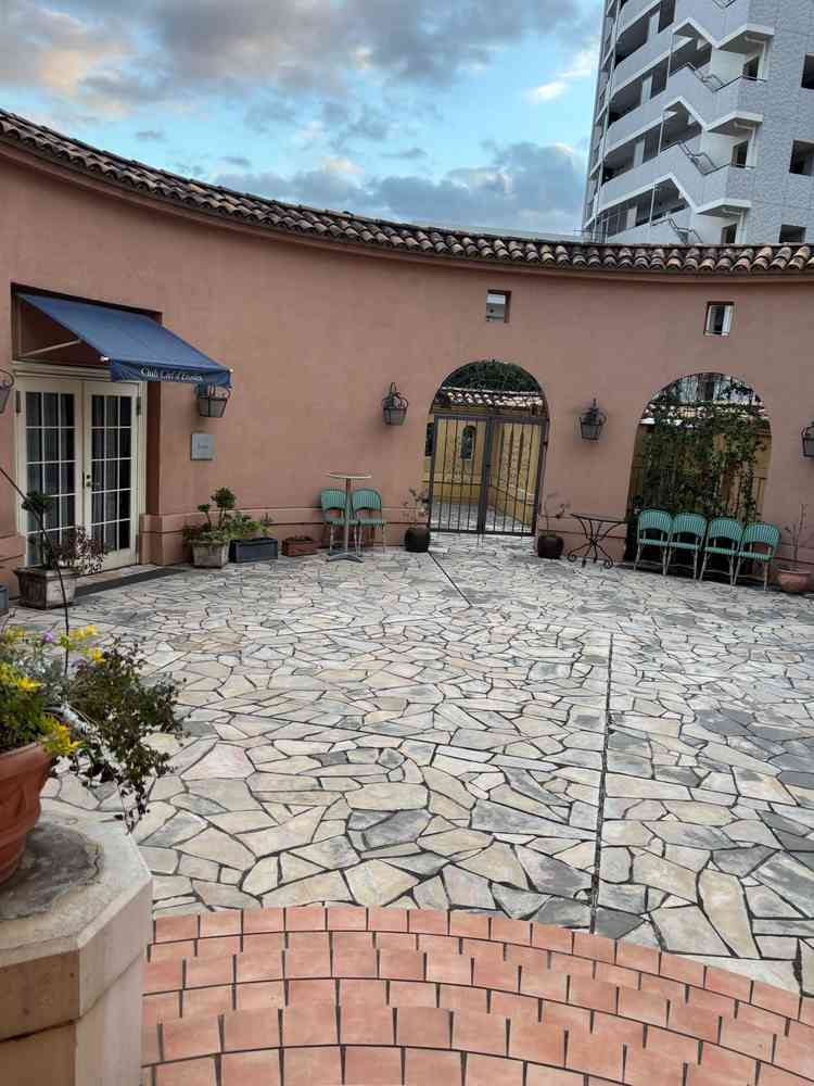 挙式後のフラワーシャワー等の場所。広々とした空間でフランスの街並みを感じられました。