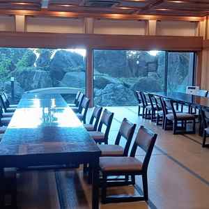 和室の披露宴会場で奥の窓から緑がよく見えるこじんまりとした空間。