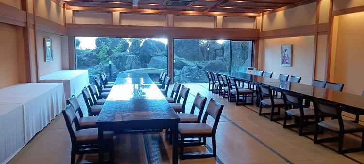 和室の披露宴会場で奥の窓から緑がよく見えるこじんまりとした空間。