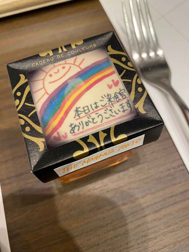 キャンドルを蓋をして消すことで文字が浮き出てくる、という演出。自分たちの気持ちをゲストに伝えられる