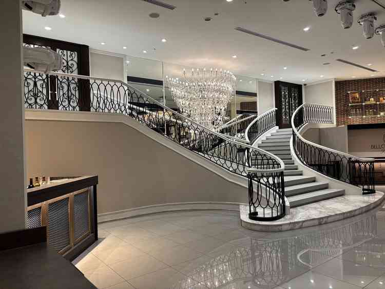 2つ目に見学した宴会場にある大階段。前撮りプランで活躍しそう。