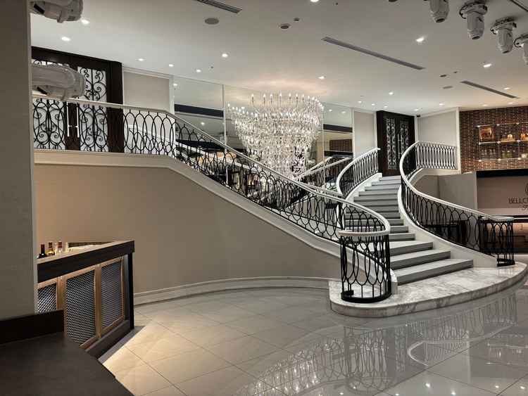 2つ目に見学した宴会場にある大階段。前撮りプランで活躍しそう。