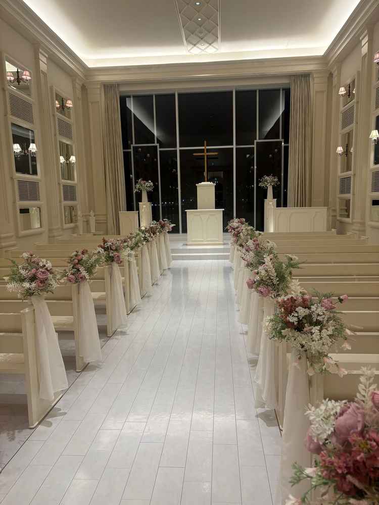 白を基調としたチャペル全体の写真。正面に海が見えるのが印象的。