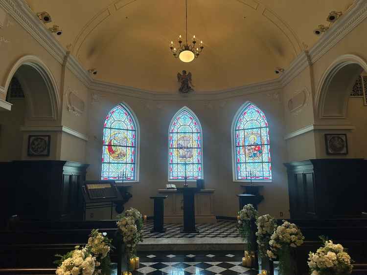 チャペル内の画像です。本物のステンドグラスを使用されているとのことで、美しい輝きでした。