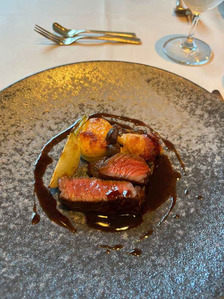 メインの牛肉。柔らかく、食べごたえあり。