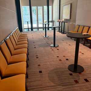 披露宴会場（浜離宮）の出入り口前のウェルカムスペース。外のテラスに出られるようになっています。