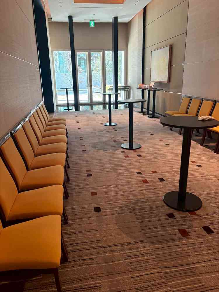 披露宴会場（浜離宮）の出入り口前のウェルカムスペース。外のテラスに出られるようになっています。