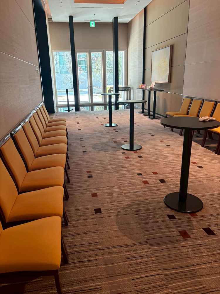 披露宴会場（浜離宮）の出入り口前のウェルカムスペース。外のテラスに出られるようになっています。