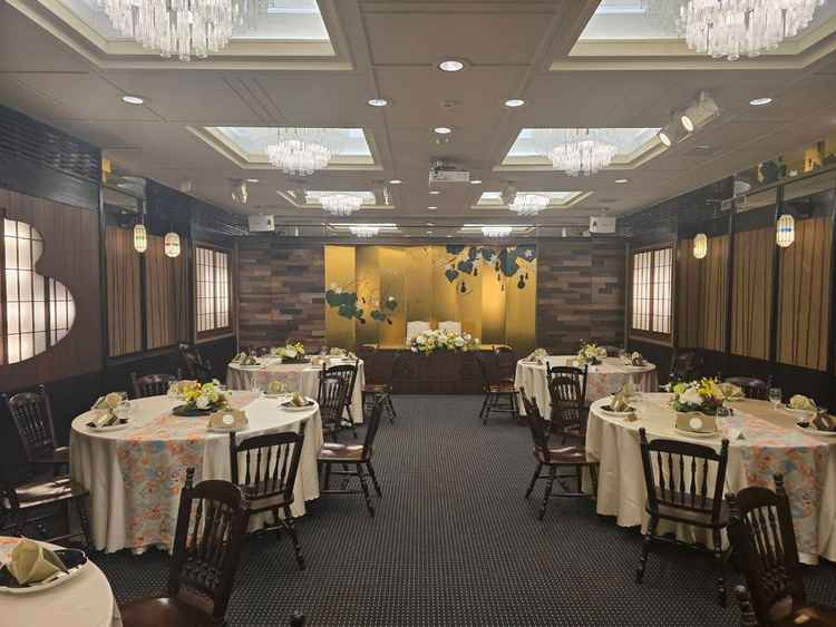 金屏風をバックに写真が撮れる披露宴会場