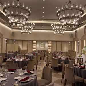 おおきなシャンデリアが豪華な披露宴会場。