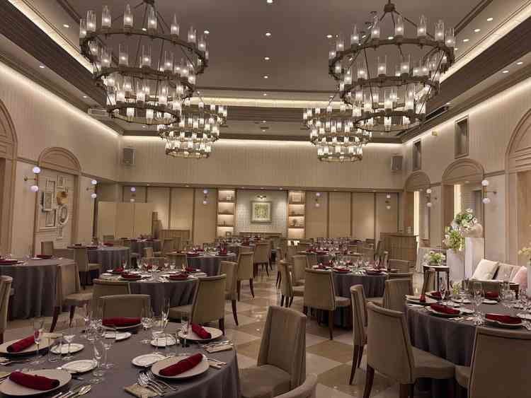 おおきなシャンデリアが豪華な披露宴会場。