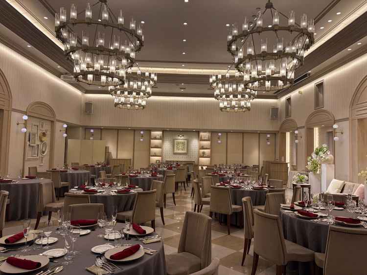 おおきなシャンデリアが豪華な披露宴会場。