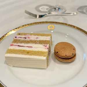 スーパーショートケーキとマカロンの試食。