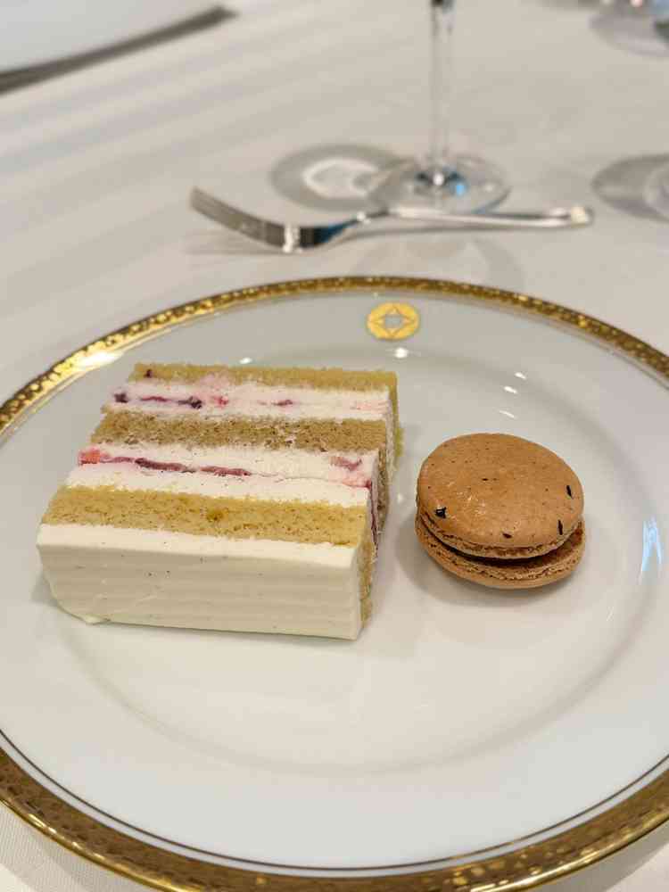 スーパーショートケーキとマカロンの試食。