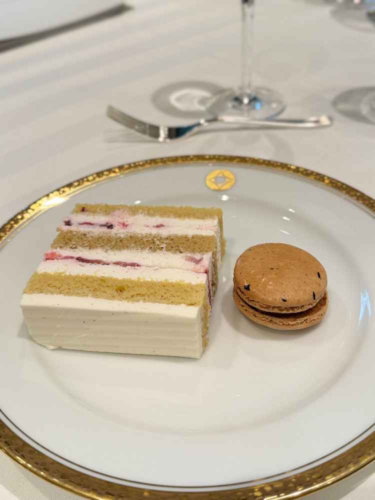 スーパーショートケーキとマカロンの試食。