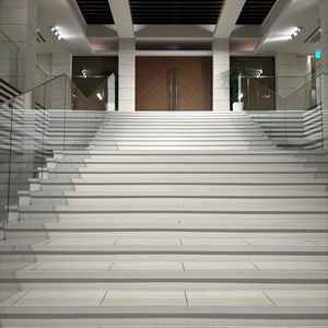 階段。挙式が終わった後にアフターセレモニーでフラワーシャワーなどができる。