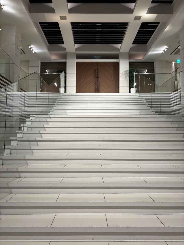 階段。挙式が終わった後にアフターセレモニーでフラワーシャワーなどができる。