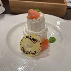 デザートに、ミニウエディングケーキを出していただきました。ケーキドロップの演出体験もできました。