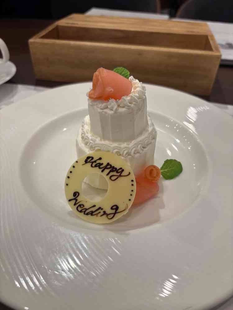 デザートに、ミニウエディングケーキを出していただきました。ケーキドロップの演出体験もできました。