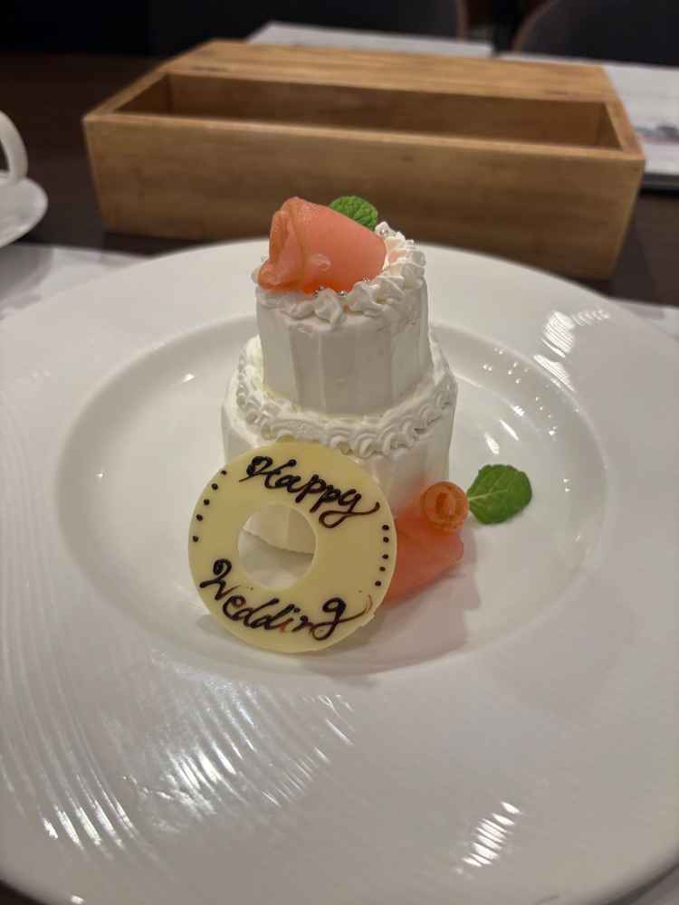 デザートに、ミニウエディングケーキを出していただきました。ケーキドロップの演出体験もできました。