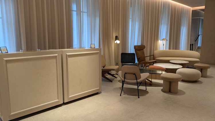 入口から入ってすぐ前に受付があり、その左右に広く待合室がありました。初めてでも迷わない構造です。