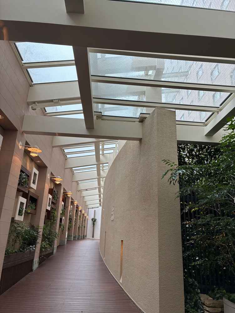 チャペルまでの道です。屋根があり雨の日でも安心です。屋根はガラスなので光が入ってきて明るい印象