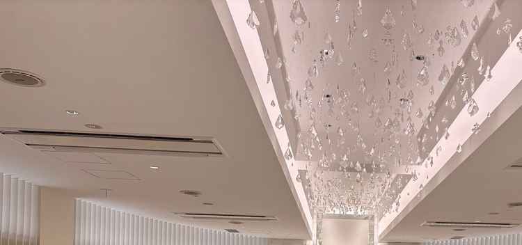 挙式場天井エアコンが目立つ