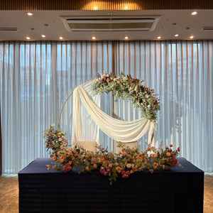 ゲストと近い披露宴会場の高砂席でアットホームを感じた。