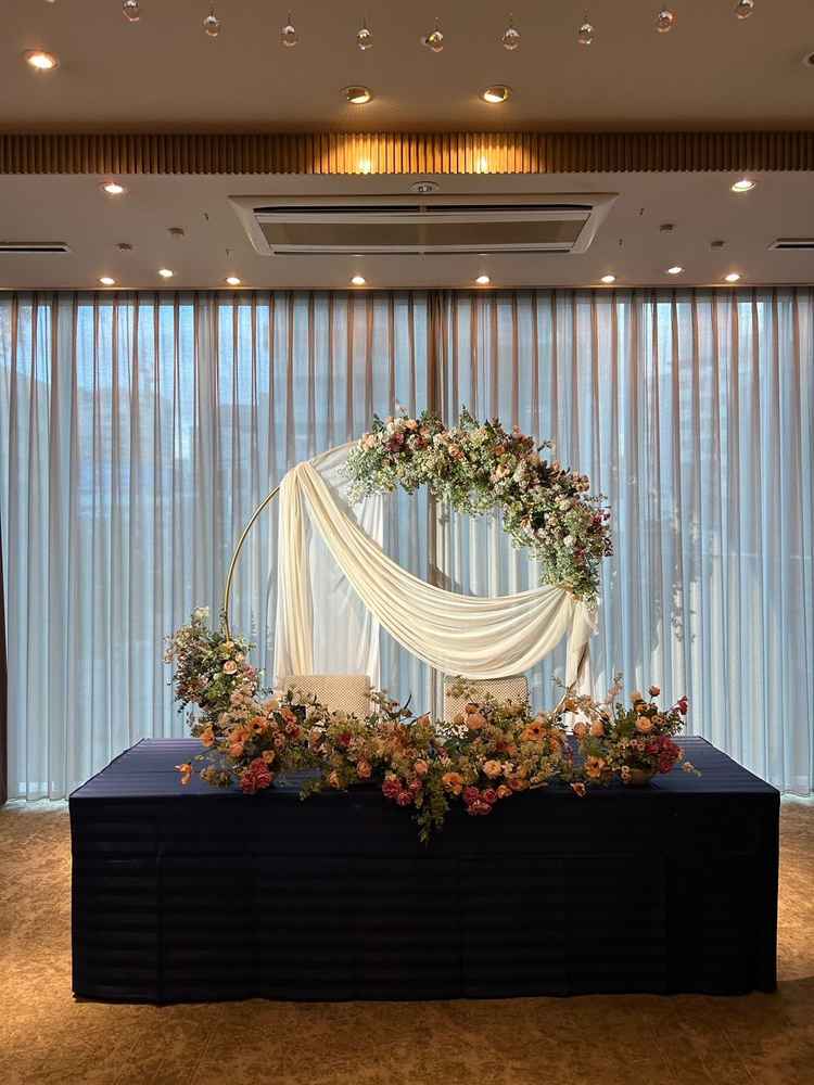 ゲストと近い披露宴会場の高砂席でアットホームを感じた。