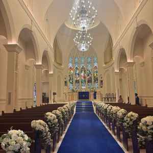 チャペル。青いバージンロードがウェディングドレスの刺繍をよく見せてくれそう