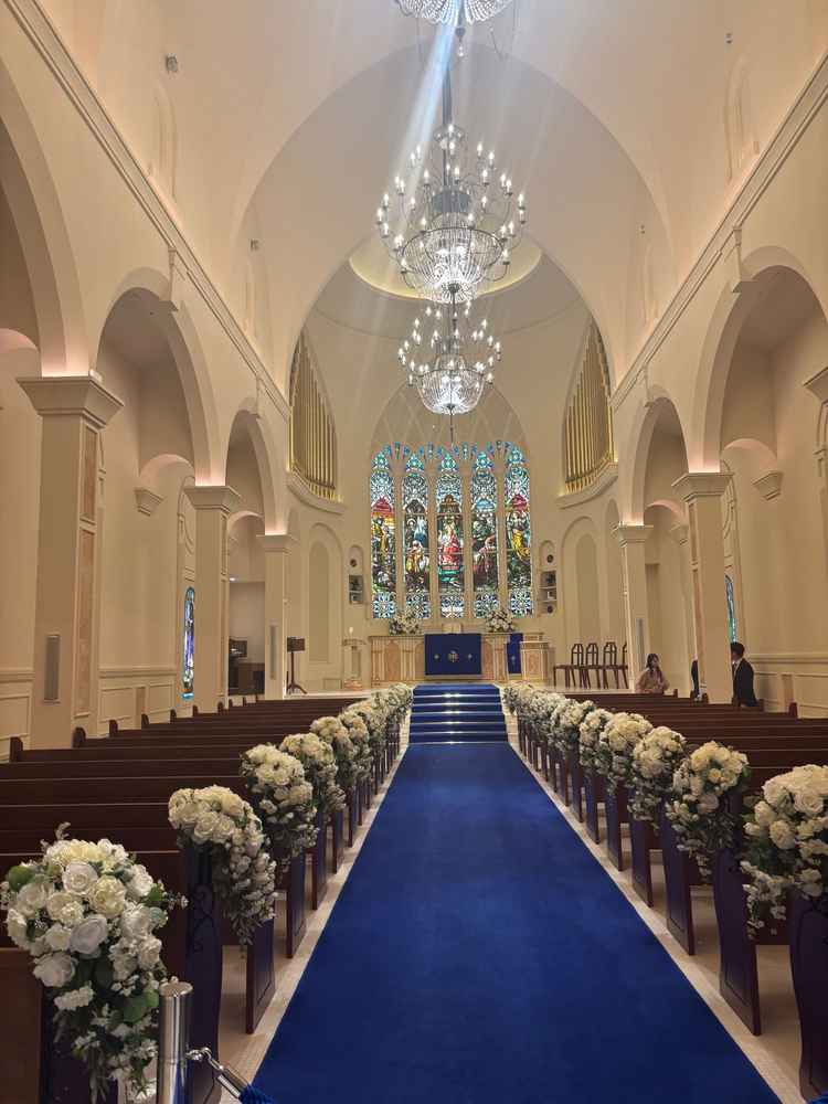 チャペル。青いバージンロードがウェディングドレスの刺繍をよく見せてくれそう