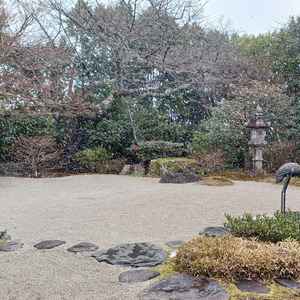 庭園。見学時は雪が降っていたが、和の雰囲気と合って綺麗だった。
