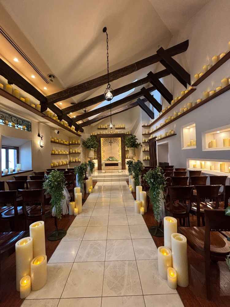 ロウソクと装花が幻想的なチャペルの写真。ロウソクの灯りが会場をより引き立てていてよかった。